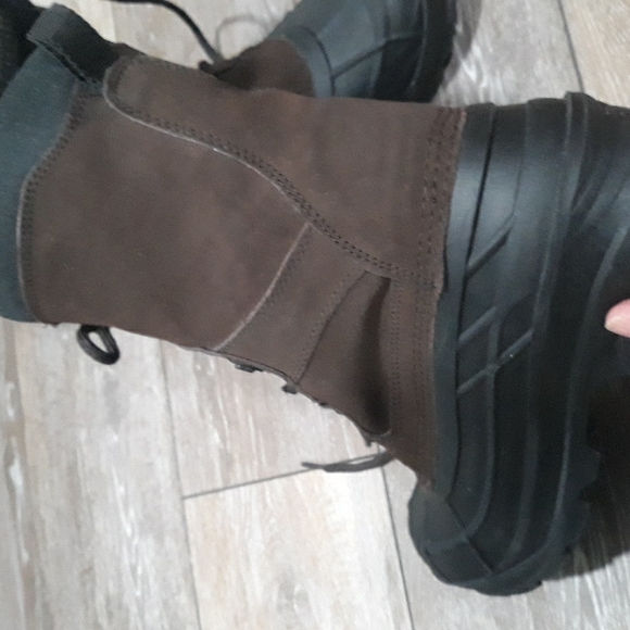 Kamik waterproof brown suede and black rubber boots. Size 9. Mint condition main image 9